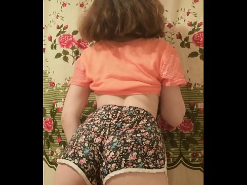 ❤️ Sexy ung babe tar av seg shortsen på kamera Pornovideo hos oss ️❤