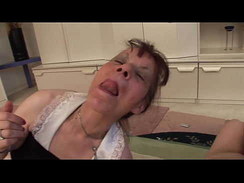 ❤️ To bestemødre og en bestefar har en trekant Pornovideo hos oss ️❤