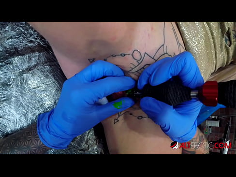 ❤️ Ekstremt tatovert hottie Sully Savage tok en tatovering på klitoris Pornovideo hos oss ️❤
